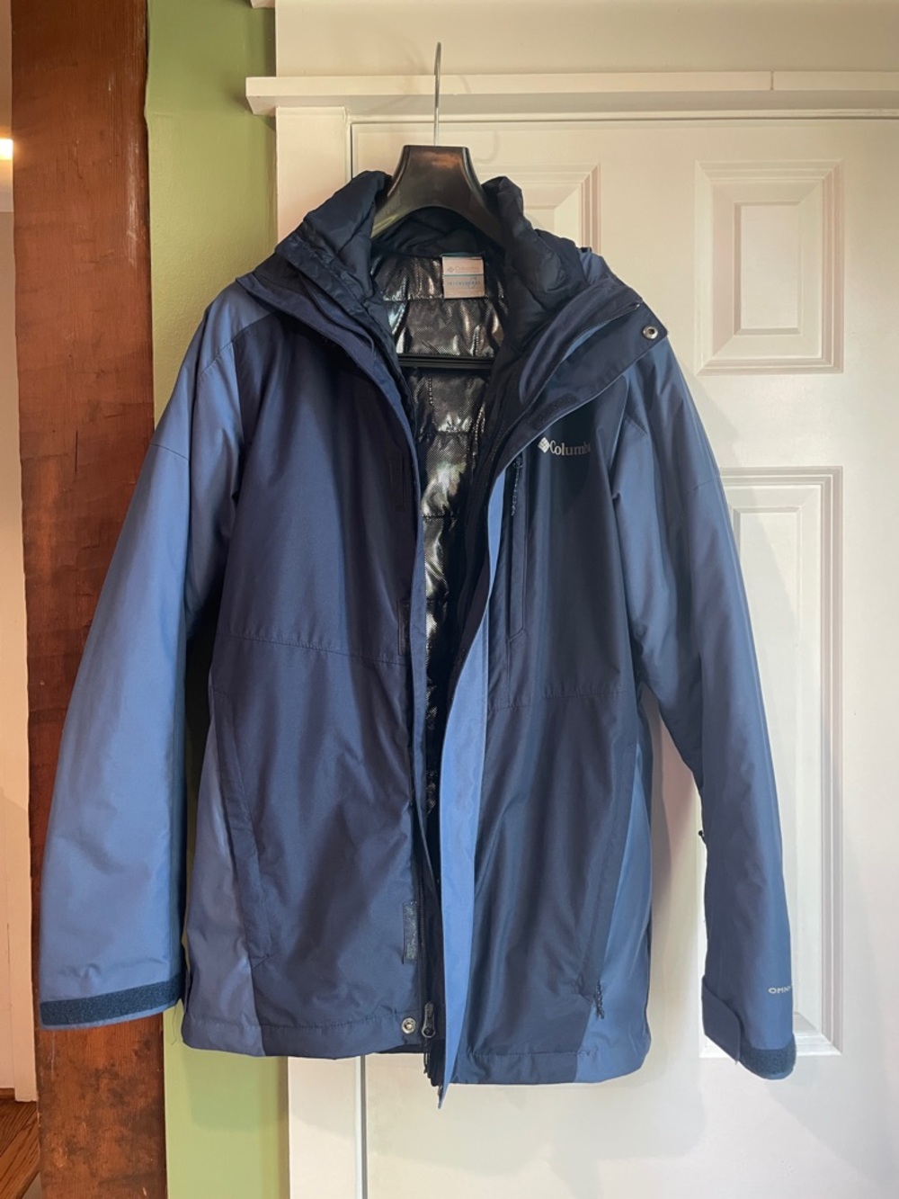 Very gently used Men’s Columbia Ski Jacket. Removable lining& hood.
Size small